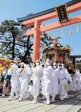 「宮城・岩沼の竹駒神社「みこし渡御」に、名取高生7人が担ぎ手として初参加　人手不足や高齢化に対応、白装束で力強く」の画像1