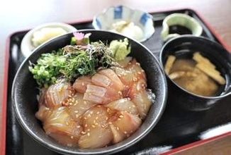 あえて漬け込まないヒラメのヅケ丼は箸が止まらない　「シンプルが一番」（青森県鰺ケ沢町）＜ドライブイン物語・番外編＞