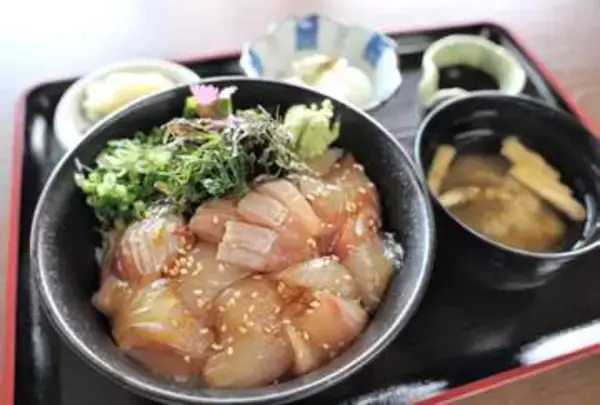 あえて漬け込まないヒラメのヅケ丼は箸が止まらない　「シンプルが一番」（青森県鰺ケ沢町）＜ドライブイン物語・番外編＞