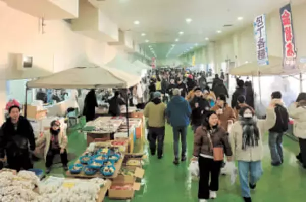 国内最大級　青森・八戸の「館鼻岸壁」冬の朝市始まる
