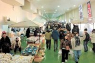国内最大級　青森・八戸の「館鼻岸壁」冬の朝市始まる