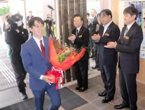 秋田・能代市長は31歳　20年ぶりのトップ交代で初登庁　「長年の閉塞感を打破する」