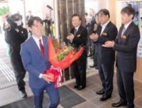 秋田・能代市長は31歳　20年ぶりのトップ交代で初登庁　「長年の閉塞感を打破する」