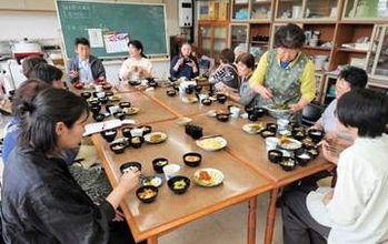 さんこや汁、干し大根のだし巻き…　宮城・美里で地域の精進料理を調理し味わう　「若者には新鮮」