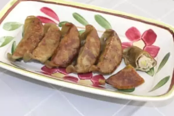 宮城・東松島の特産ノリを皮に練り込んだ「東松島ご当地餃子」を日本郵便が販売中　地元産赤豚をあんに使い、強いうまみ