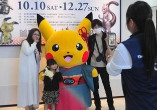 着物姿のピカチュウと撮影会　東北歴史博物館のポケモン工芸展　宮城・多賀城