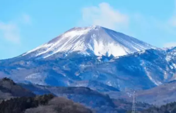 吾妻小富士に季節外れの雪うさぎ　少雪で「春の使者」登場
