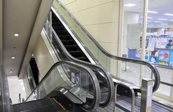 百貨店だった建物を活用する石巻市役所　エスカレーターを8月に停止へ　宮城