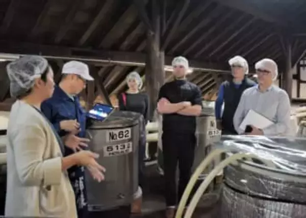 海外のトップソムリエが「浦霞」学ぶ　宮城・塩釜・醸造元の佐浦を訪問　酒造りの工程、熱心に質問　