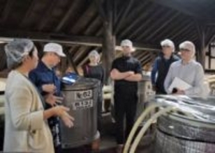 海外のトップソムリエが「浦霞」学ぶ　宮城・塩釜・醸造元の佐浦を訪問　酒造りの工程、熱心に質問　