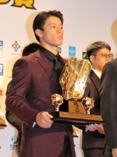 東北楽天・辰己涼介外野手と村林一輝三塁手、ゴールデングラブ賞受賞の喜び語る
