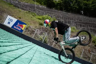 136メートルのスキージャンプ台を自転車の前輪だけで駆け降りる！ 西窪友海が世界初の挑戦に成功