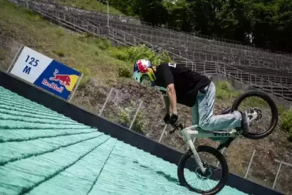 136メートルのスキージャンプ台を自転車の前輪だけで駆け降りる！ 西窪友海が世界初の挑戦に成功