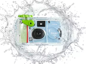 夏の海に「写ルンです」を持っていきたい　防水＆モノクロモデルが新登場