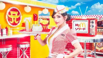 浜崎あゆみ×マクドナルド、200人限定「Golden Live」開催　マックの制服姿で登場