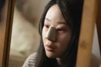 美容整形の光と闇──Netflixドラマ『ダウンタイム』衝撃の場面写真解禁　高須クリニックも監修参加