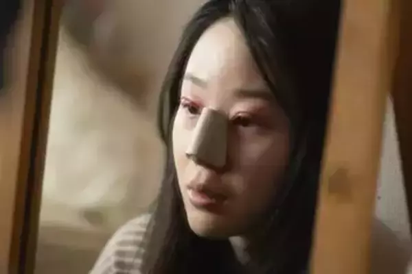 美容整形の光と闇──Netflixドラマ『ダウンタイム』衝撃の場面写真解禁　高須クリニックも監修参加