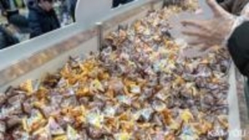 コミケ「IRIAM」ブースでお菓子と元気をつかみ取れ！ 取材を支えた甘美な糖分