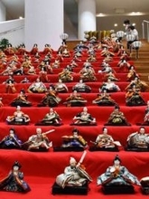 病院の大階段に約170体の「ひな人形」　20年以上続く風物詩、患者らに癒やしを提供「少しでも前向きになって」