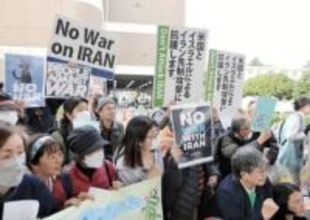 「国際法違反、許せない」イラン攻撃巡り神奈川・横須賀の米海軍基地前で抗議集会　サイレント形式で武力行使を批判
