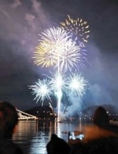 横須賀で大みそかにカウントダウン花火、新年祝う500発　基地の艦船にイルミも