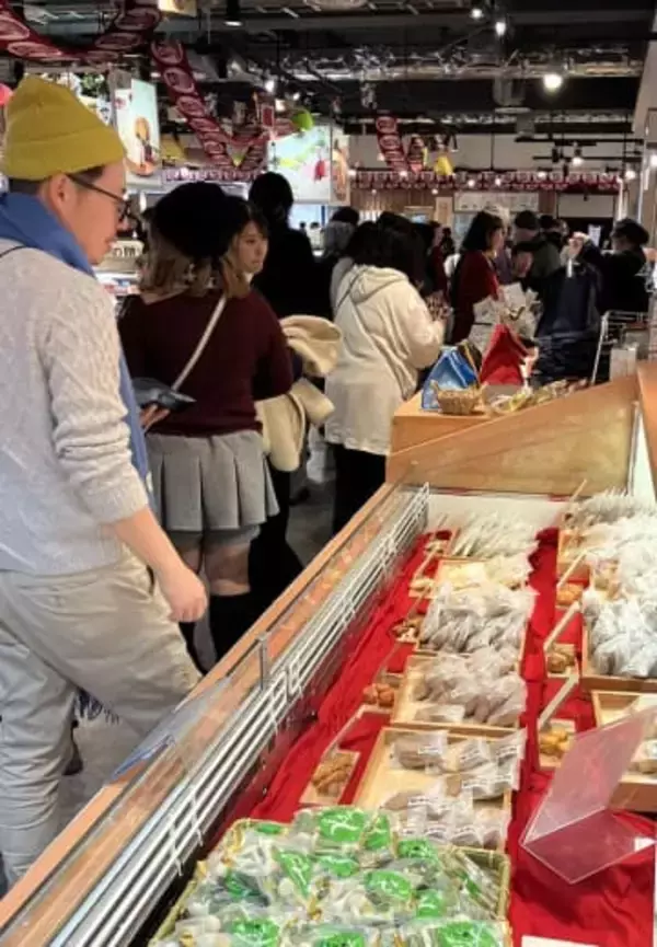 小田原、鈴廣かまぼこの里で年の瀬のにぎわい　職人が「鹿の子かまぼこ」細工を実演