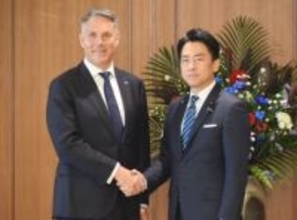 中国軍レーダー照射に、豪国防相「日本と力を合わせて行動」　小泉氏と会談