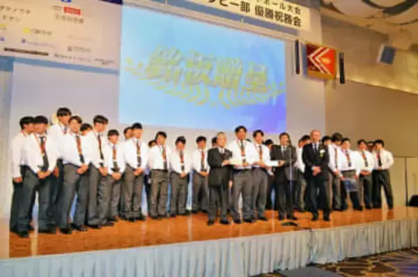 桐蔭ラグビー部、全国3連覇の快挙祝う　主将堂薗「花園優勝を報告できた」