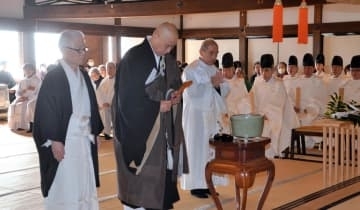 鎌倉・建長寺で追悼祈願　仏教、神道、キリスト教、聖職者らが一斉に黙とう