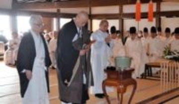 鎌倉・建長寺で追悼祈願　仏教、神道、キリスト教、聖職者らが一斉に黙とう