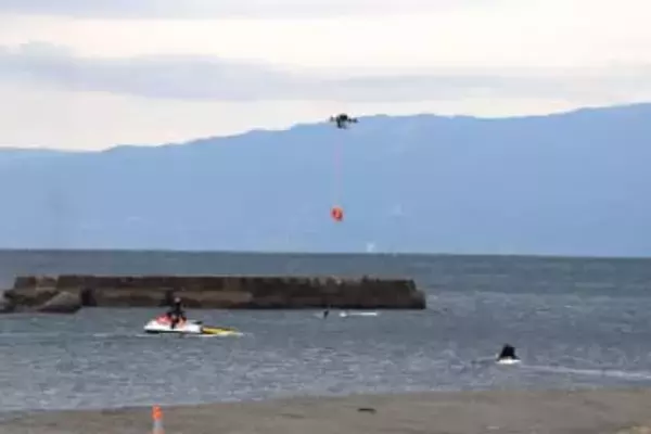 平塚で実験、海の溺者にドローンで浮輪…遠くなればライフセーバーより早い