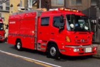 「火と煙が出ている」平塚の倉庫で火事、トラック1台も焼く　けが人はなし