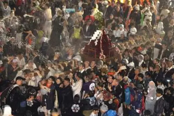 「どっこい、どっこい」神奈川・湯河原町で恒例の「湯かけまつり」　約60トンの湯、みこしに浴びせ無病息災祈る