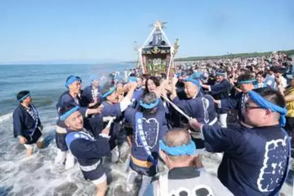 茅ケ崎に夏の訪れ告げる浜降祭　波しぶき受け豪快に「みそぎ」
