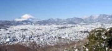 富士山くっきり、神奈川・秦野盆地が雪化粧　青と白のコントラスト鮮やかに