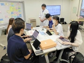 寄木細工風ハンガーや扇子…病院の廃プラスチックで新商品を　川崎の聖マリアンナ医科大の学生がアイデア