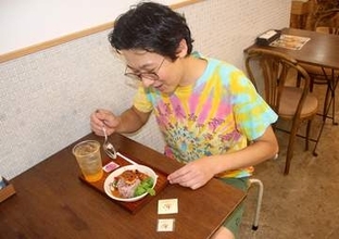個性派カレーを楽しんで　小田原のかつての繁華街、宮小路地区で「フェス」開催　7月5日まで
