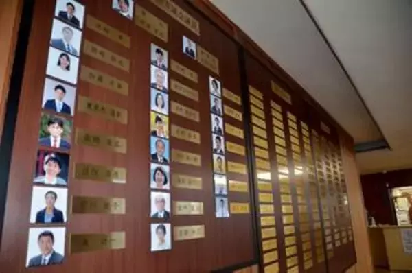 歴代議長や現職議員のパネルが物議　鎌倉市議会ロビーに400万円かけ設置　議会棟立ち入り「制限」に不満の声も