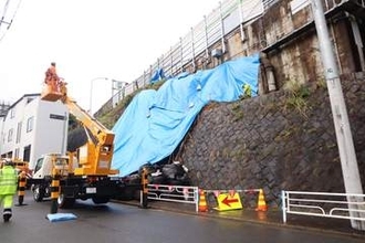 横浜・青葉、東名高速側道でのり面一部崩れる　台風6号の強い雨影響か
