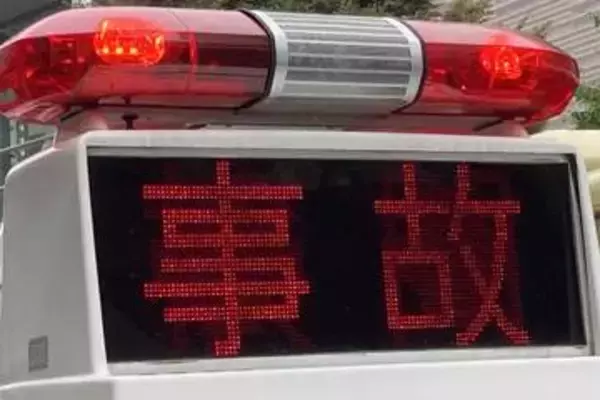国道1号の橋で「車が正面衝突」、2台燃える　2人けが