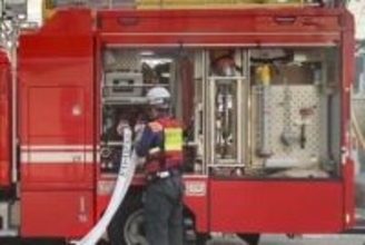 秦野で木造倉庫全焼、住宅の外壁も焼く　住人が避難時にけが