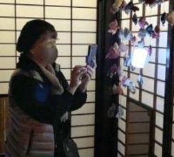 LEDの明かり、「紙風船」使い柔らかく…　神奈川・愛川町の古民家でワークショップ、町民ら陰影を楽しむ