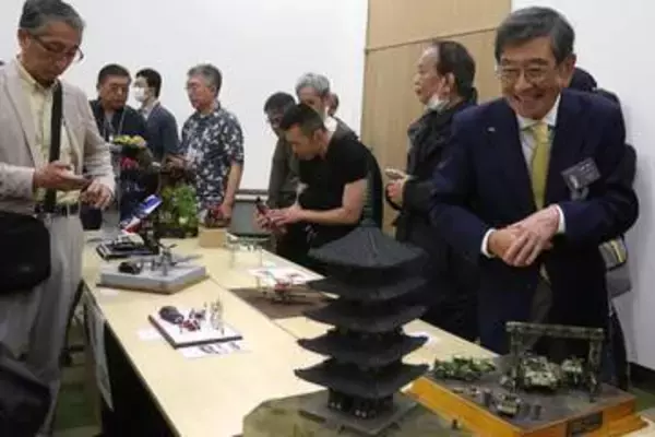 横浜でプラモデルのコンテスト　俳優・石坂浩二さんら、力作の出来栄えを審査