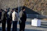 「逗子・斜面崩落事故から6年　女子生徒死亡の現場で献花、市長らが再発防止誓う」の画像1