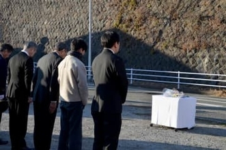 逗子・斜面崩落事故から6年　女子生徒死亡の現場で献花、市長らが再発防止誓う