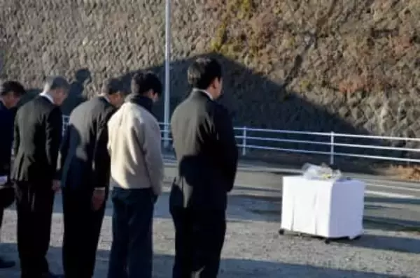 逗子・斜面崩落事故から6年　女子生徒死亡の現場で献花、市長らが再発防止誓う