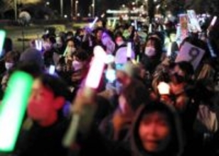 高市早苗首相の改憲に反対、国会前で平和を訴え　主催者発表で8千人集まる