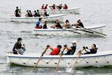 「初夏の横浜港で「カッターレース」疾走　130チームが熱戦、力強いオールさばき披露」の画像1