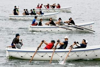 初夏の横浜港で「カッターレース」疾走　130チームが熱戦、力強いオールさばき披露
