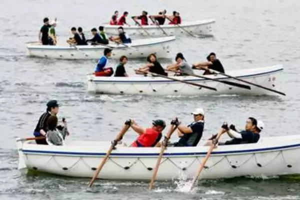 初夏の横浜港で「カッターレース」疾走　130チームが熱戦、力強いオールさばき披露
